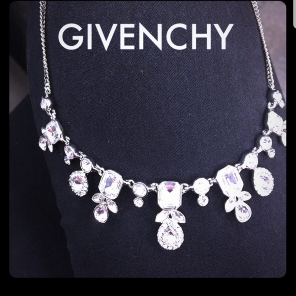 🎉🎉HP 3/31🌺💍 🆕GIVENCHY statement necklace!!
